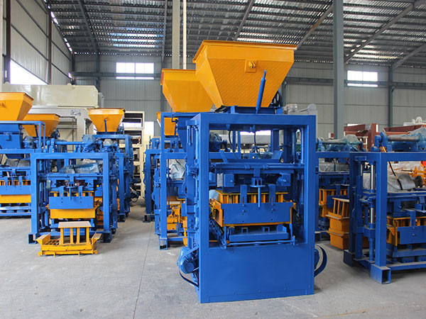 Cement hollow block making machine